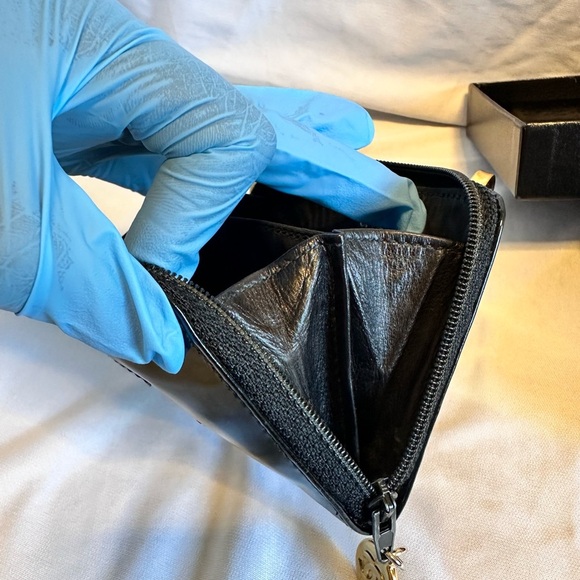 CHANEL BLACK PATENT LEATHER CARD CASE. EUC: Comes with box, card and cloth. - Picture 7 of 11